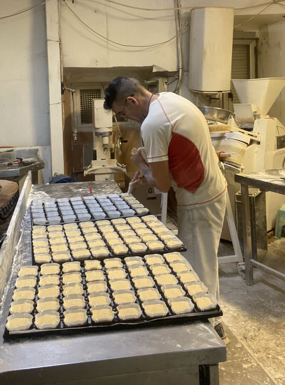 Masa de mantecadas recién mezclada en bol