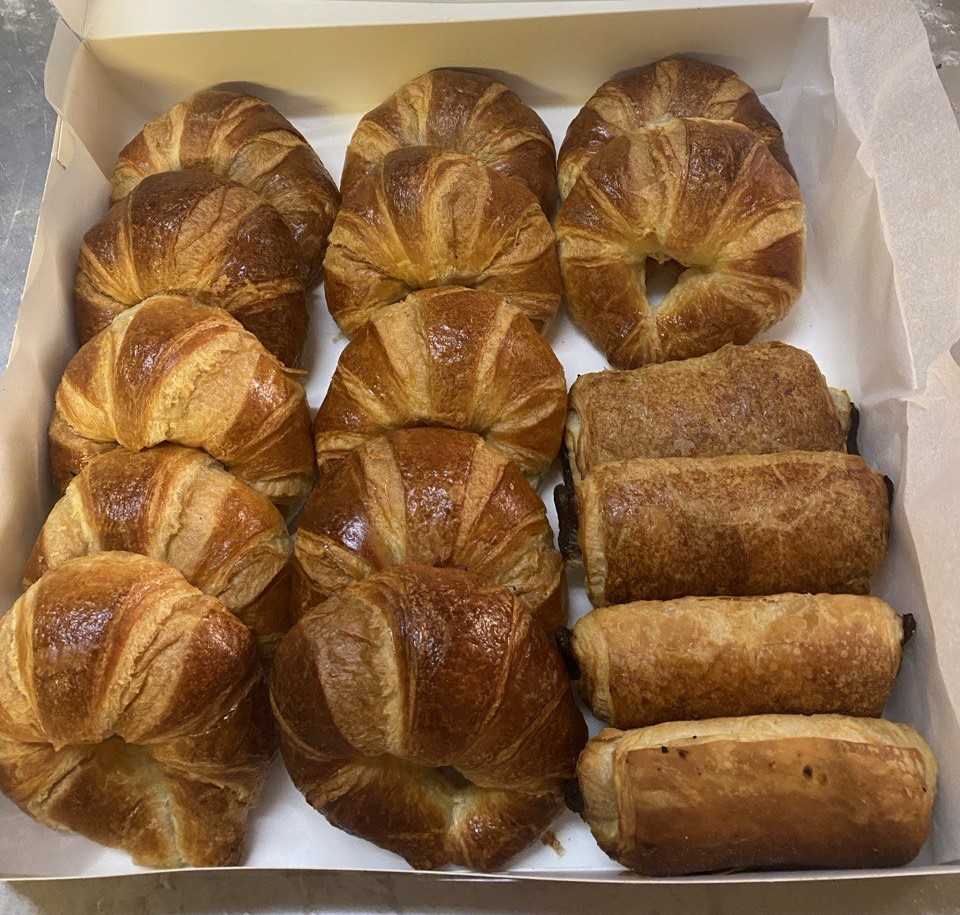Croissants terminados y dorados en bandeja